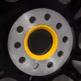 Felga z żółtym pierścieniem i rozstawem śrub 5x100. Pasuje do wielu aut, np. Audi A3, VW Golf.