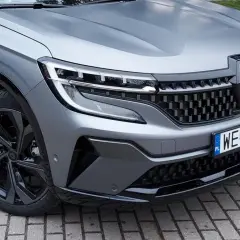 Szary matowy lakier samochodowy jak wypolerować? Ten nowy Renault Austral wygląda świetnie, ale wymaga delikatnej pielęgnacji.