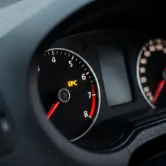 Na desce rozdzielczej Audi świeci się żółta kontrolka EPC, sygnalizując problem z silnikiem lub układem sterowania.