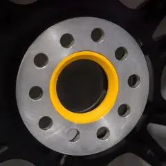 Felga z żółtym pierścieniem i rozstawem śrub 5x100. Pasuje do wielu aut, np. Audi A3, VW Golf.