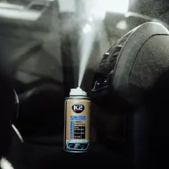 Spray K2 Klima Fresh w trakcie odgrzybiania klimatyzacji samochodowej. Powietrze wypełnione jest mgiełką.