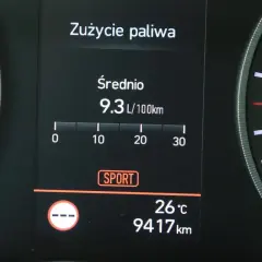 Średnie spalanie paliwa 9.3 L/100km na desce rozdzielczej. Tryb SPORT aktywny.