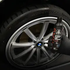 Chcesz wiedzieć, czym konserwować opony? Zobacz, jak żel SWAG Exterior Plastic Tire Dressing Gel+ nadaje oponom głęboki, czarny wygląd.
