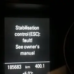 Awaria stabilizacji toru jazdy (ESC). Na wyświetlaczu widoczny komunikat "Stabilisation control (ESC): fault! See owner's manual".