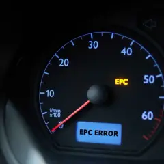 Na desce rozdzielczej świeci się kontrolka EPC. Co to oznacza? Awaria systemu sterowania silnikiem.