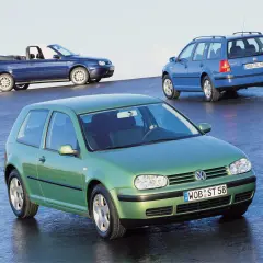 Trzy samochody Volkswagen Golf IV: zielony hatchback, niebieski kabriolet i niebieskie kombi. Cała masa w samochodzie to marzenie wielu kierowców.
