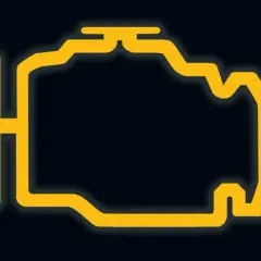 Żółty symbol silnika na czarnym tle. Oznacza problem z silnikiem, być może słabe paliwo. Check engine świeci.