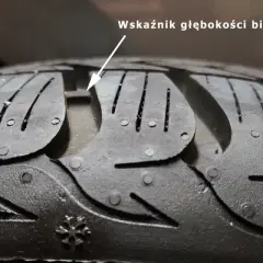 Widoczny wskaźnik zużycia opony TWI w bieżniku. Gdy bieżnik zrówna się z tym wskaźnikiem, opona jest zużyta.