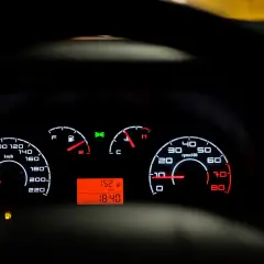 Deska rozdzielcza Seat Ibiza: kontrolki paliwa, temperatury, obrotomierz, prędkościomierz i wyświetlacz. Opis kontrolek.