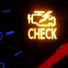 Pomarańczowa kontrolka silnika z napisem "CHECK" na desce rozdzielczej Audi A3. Oznacza to, że system diagnostyczny wykrył problem.