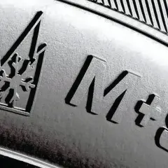 Opony wielosezonowe w Niemczech z symbolem płatka śniegu i oznaczeniem M+S, gotowe na każdą pogodę.