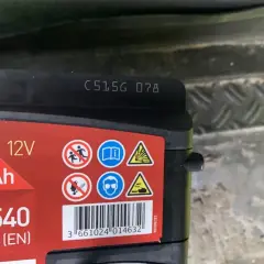 Jak odczytać rok produkcji akumulatora? Na obudowie widoczny kod C515G 078, gdzie 078 może oznaczać datę produkcji.