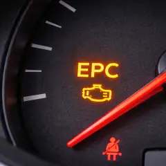 Na desce rozdzielczej Skoda Fabia świeci się pomarańczowa kontrolka EPC, sygnalizując problem z silnikiem.