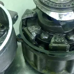 Uszkodzona, zatarta sprężarka klimatyzacji. Widać zniszczone elementy mechanizmu, kulki i tłoczki.