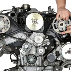 Silnik 2.0 TDI 140km. Sprawdź, co ile wymiana rozrządu, by uniknąć awarii. Mechanik pokazuje elementy układu.