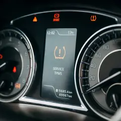 Na desce rozdzielczej świeci się kontrolka "SERVICE TPMS", informując o problemie z systemem monitorowania ciśnienia w oponach.