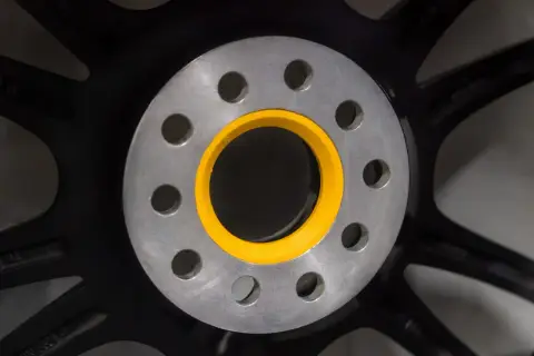 Felga z żółtym pierścieniem i rozstawem śrub 5x100. Pasuje do wielu aut, np. Audi A3, VW Golf.