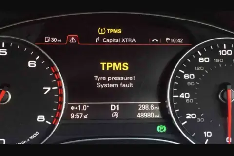 Kontrolka TPMS w Audi A4 B8 świeci się, informując o błędzie systemu ciśnienia w oponach. Jak skasować kontrolkę ciśnienia w oponach Audi A4 B8?