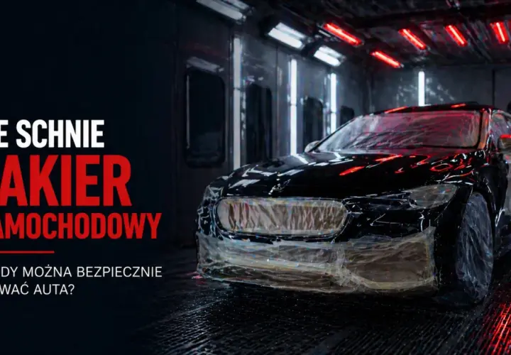 Czarny samochód w kabinie lakierniczej. Tekst: "Ile schnie lakier samochodowy i kiedy można bezpiecznie używać auta?".