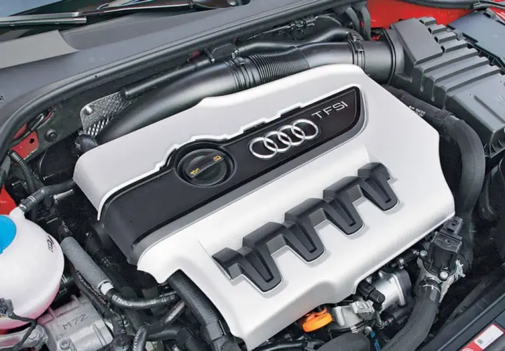 Silnik 2.0 TFSI z Golfa 5 GTI, gotowy do pracy.