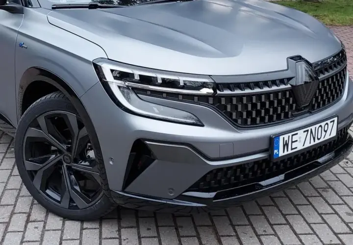 Szary matowy lakier samochodowy jak wypolerować? Ten nowy Renault Austral wygląda świetnie, ale wymaga delikatnej pielęgnacji.