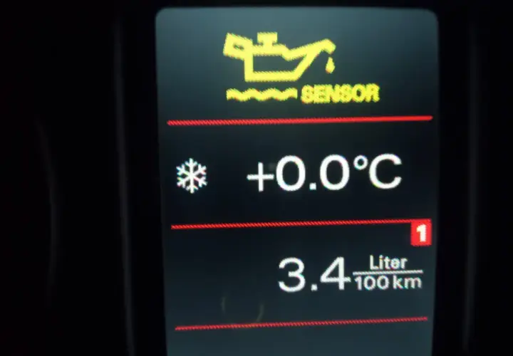 Kontrolki Audi A4 B6: wskaźnik poziomu oleju, temperatura +0.0°C, spalanie 3.4 L/100km.