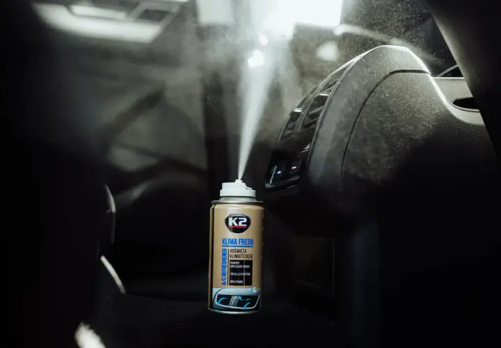 Spray K2 Klima Fresh w trakcie odgrzybiania klimatyzacji samochodowej. Powietrze wypełnione jest mgiełką.
