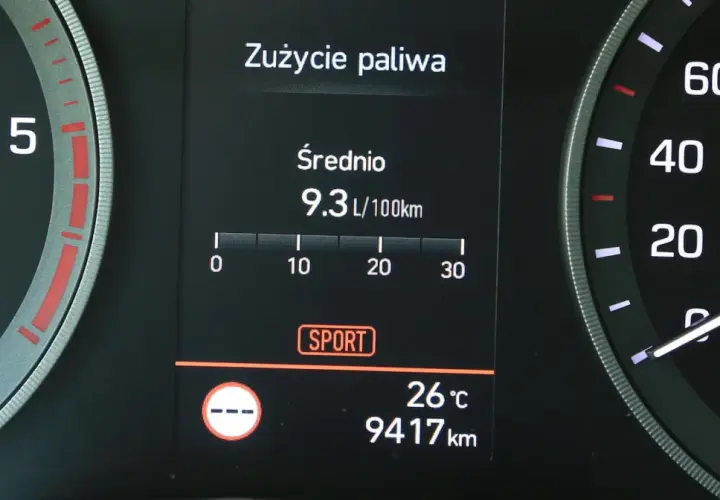 Średnie spalanie paliwa 9.3 L/100km na desce rozdzielczej. Tryb SPORT aktywny.
