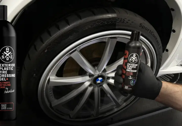 Chcesz wiedzieć, czym konserwować opony? Zobacz, jak żel SWAG Exterior Plastic Tire Dressing Gel+ nadaje oponom głęboki, czarny wygląd.