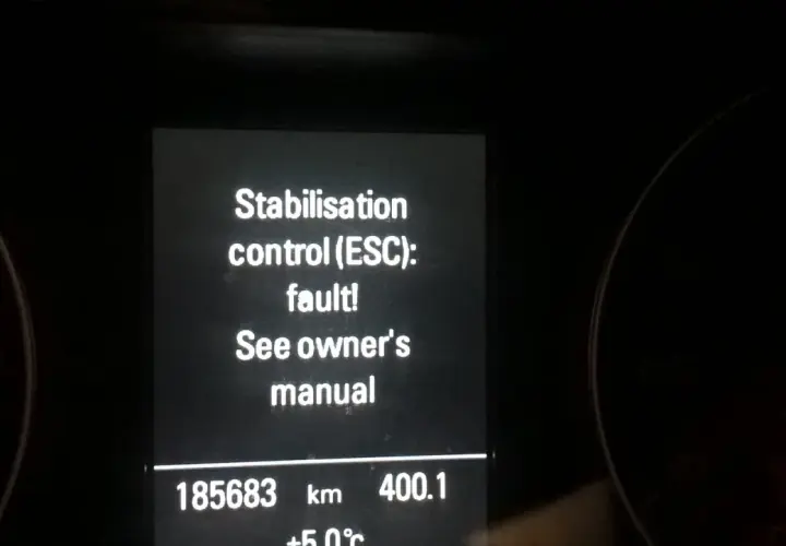Awaria stabilizacji toru jazdy (ESC). Na wyświetlaczu widoczny komunikat "Stabilisation control (ESC): fault! See owner's manual".