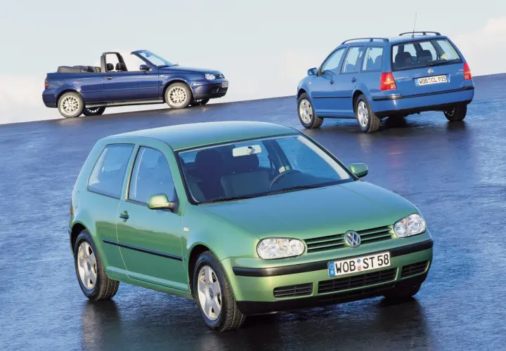 Trzy samochody Volkswagen Golf IV: zielony hatchback, niebieski kabriolet i niebieskie kombi. Cała masa w samochodzie to marzenie wielu kierowców.