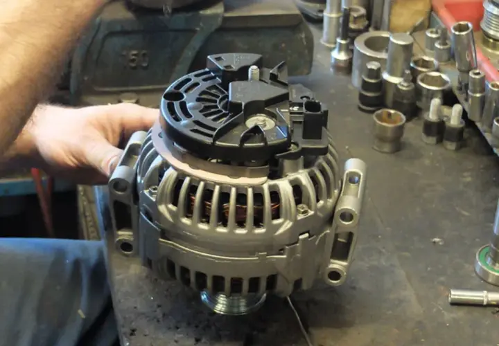 Mechanik pracuje nad regeneracją alternatora. Czas potrzebny na regenerację alternatora zależy od stopnia uszkodzenia.