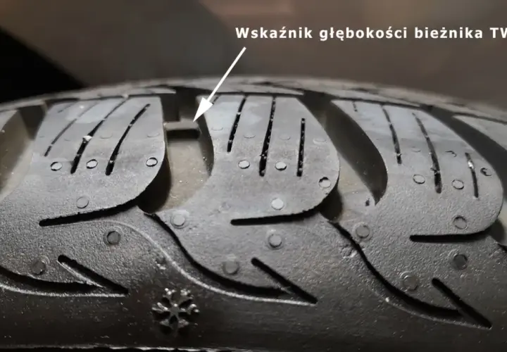 Widoczny wskaźnik zużycia opony TWI w bieżniku. Gdy bieżnik zrówna się z tym wskaźnikiem, opona jest zużyta.