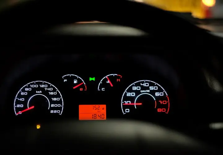 Deska rozdzielcza Seat Ibiza: kontrolki paliwa, temperatury, obrotomierz, prędkościomierz i wyświetlacz. Opis kontrolek.
