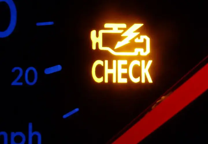 Pomarańczowa kontrolka silnika z napisem "CHECK" na desce rozdzielczej Audi A3. Oznacza to, że system diagnostyczny wykrył problem.
