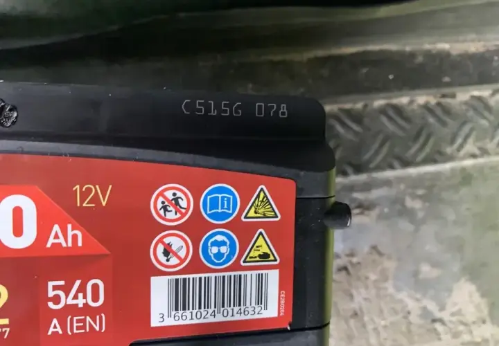 Jak odczytać rok produkcji akumulatora? Na obudowie widoczny kod C515G 078, gdzie 078 może oznaczać datę produkcji.