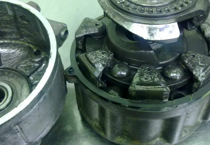 Uszkodzona, zatarta sprężarka klimatyzacji. Widać zniszczone elementy mechanizmu, kulki i tłoczki.