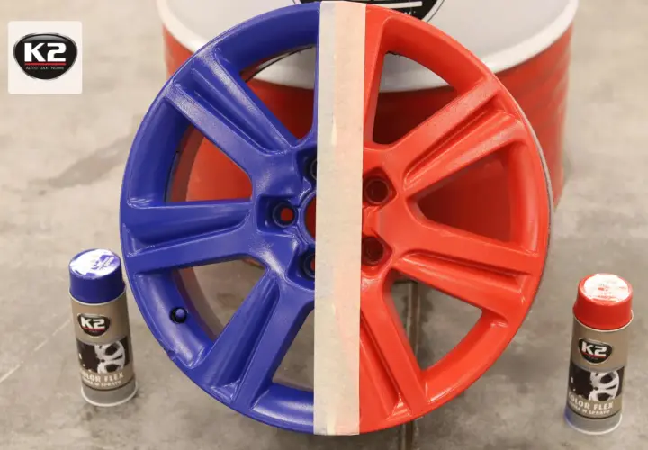 Felga aluminiowa podzielona na dwie części: niebieską i czerwoną. Obok puszki z farbą K2 Color Flex, pokazujące czym pomalować felgi aluminiowe.