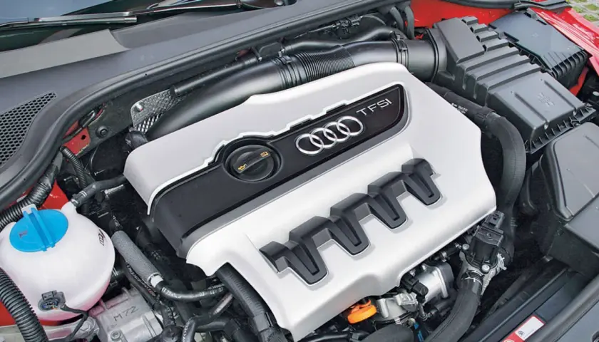 Silnik 2.0 TFSI z Golfa 5 GTI, gotowy do pracy.