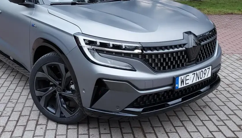 Szary matowy lakier samochodowy jak wypolerować? Ten nowy Renault Austral wygląda świetnie, ale wymaga delikatnej pielęgnacji.