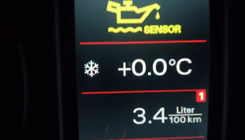 Kontrolki Audi A4 B6: wskaźnik poziomu oleju, temperatura +0.0°C, spalanie 3.4 L/100km.