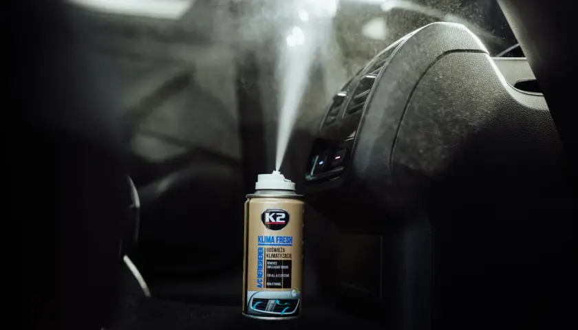 Spray K2 Klima Fresh w trakcie odgrzybiania klimatyzacji samochodowej. Powietrze wypełnione jest mgiełką.