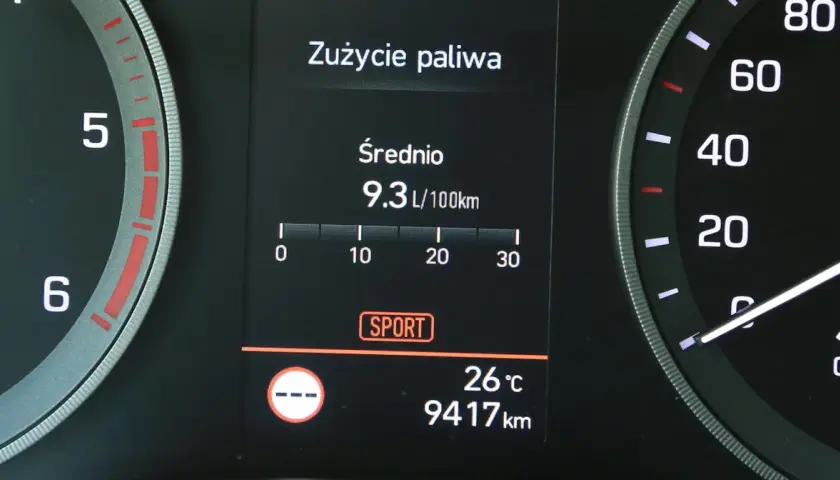 Średnie spalanie paliwa 9.3 L/100km na desce rozdzielczej. Tryb SPORT aktywny.