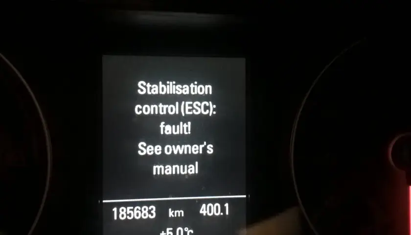 Awaria stabilizacji toru jazdy (ESC). Na wyświetlaczu widoczny komunikat "Stabilisation control (ESC): fault! See owner's manual".