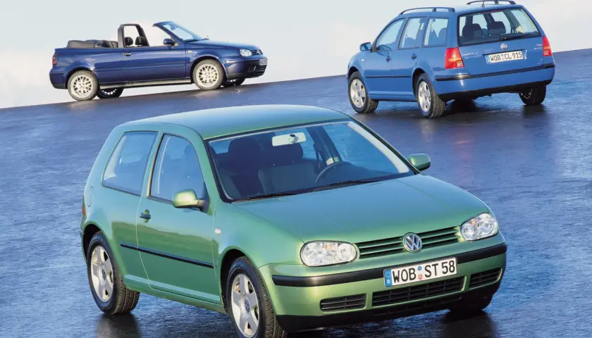 Trzy samochody Volkswagen Golf IV: zielony hatchback, niebieski kabriolet i niebieskie kombi. Cała masa w samochodzie to marzenie wielu kierowców.