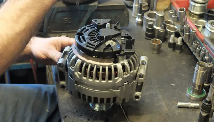 Mechanik pracuje nad regeneracją alternatora. Czas potrzebny na regenerację alternatora zależy od stopnia uszkodzenia.