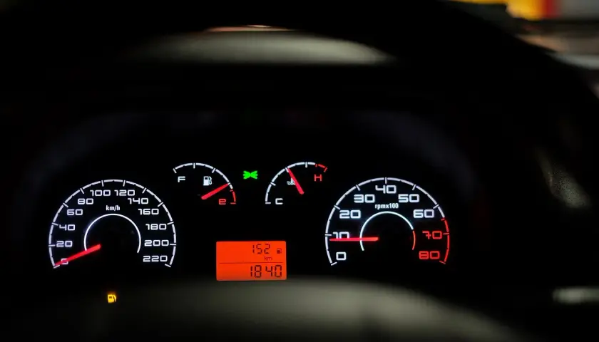 Deska rozdzielcza Seat Ibiza: kontrolki paliwa, temperatury, obrotomierz, prędkościomierz i wyświetlacz. Opis kontrolek.