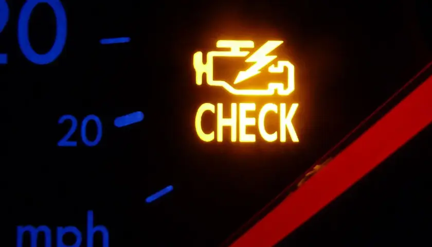 Pomarańczowa kontrolka silnika z napisem "CHECK" na desce rozdzielczej Audi A3. Oznacza to, że system diagnostyczny wykrył problem.