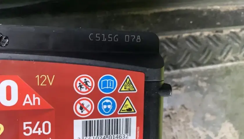 Jak odczytać rok produkcji akumulatora? Na obudowie widoczny kod C515G 078, gdzie 078 może oznaczać datę produkcji.