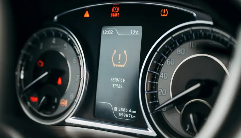 Na desce rozdzielczej świeci się kontrolka "SERVICE TPMS", informując o problemie z systemem monitorowania ciśnienia w oponach.